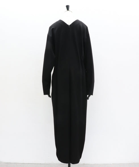 タックドフォルムジャンプスーツ