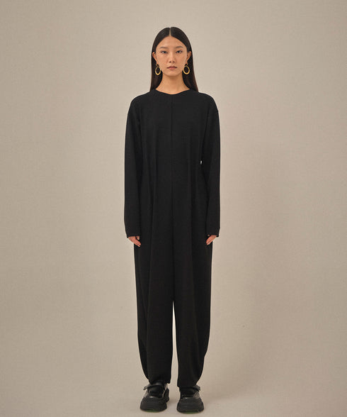タックドフォルムジャンプスーツ