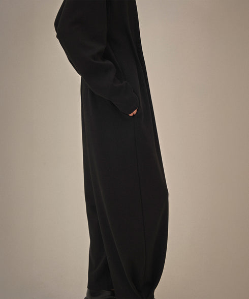 タックドフォルムジャンプスーツ