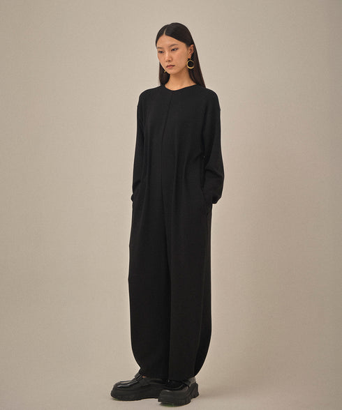 タックドフォルムジャンプスーツ