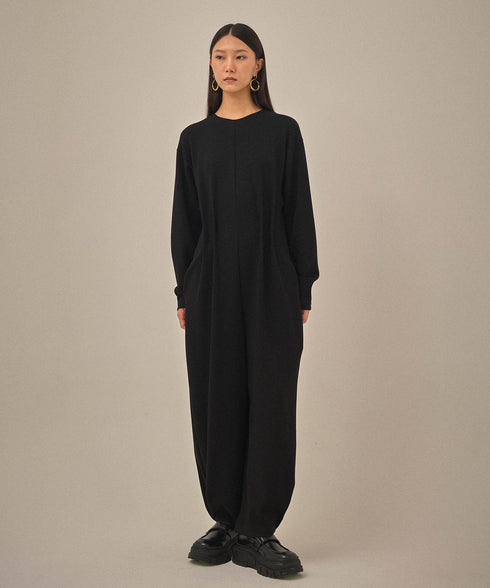 タックドフォルムジャンプスーツ