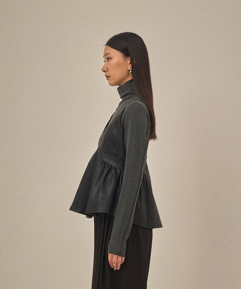 【2025.12 NEW IN】フェイクレザーペプラムトップ