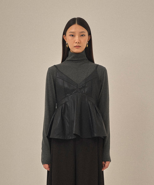 【2025.12 NEW IN】フェイクレザーペプラムトップ