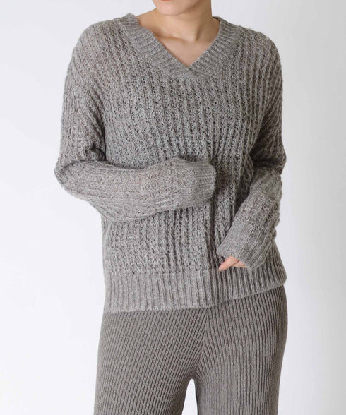 Vネックオフショルダーヘアリーニット