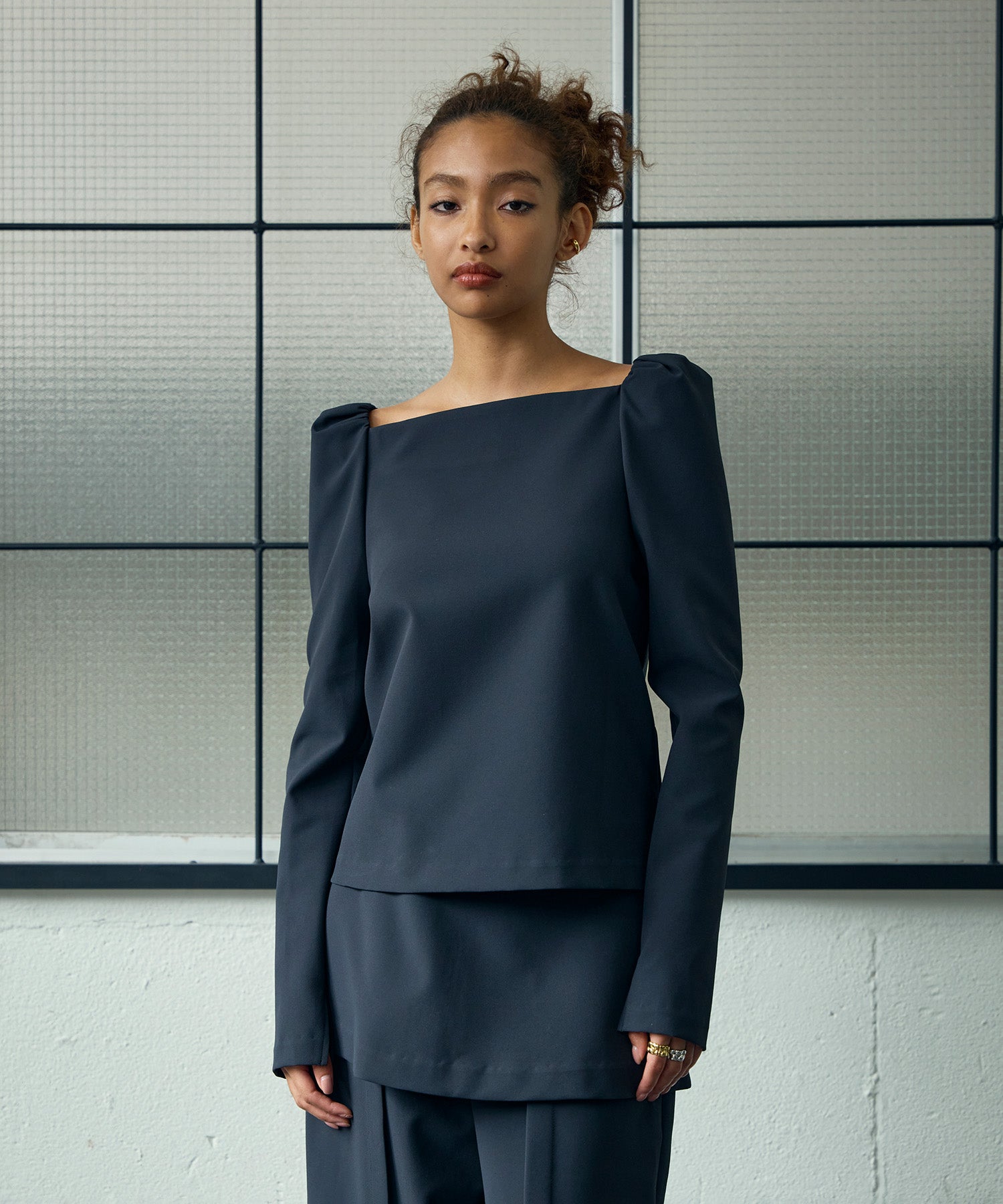 マルチエアー・デコルテブラウス